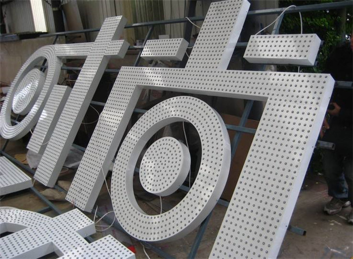 一臺(tái)迷你廣告字雕刻機(jī)就能生產(chǎn)13種廣告字